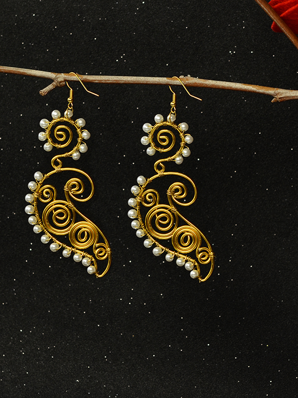 the final look of this pair of wire wrapped earrings with pearl beads: