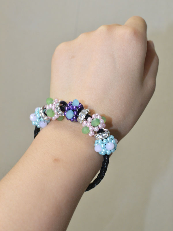 Here is the final look of the gorgeous flower bracelet: