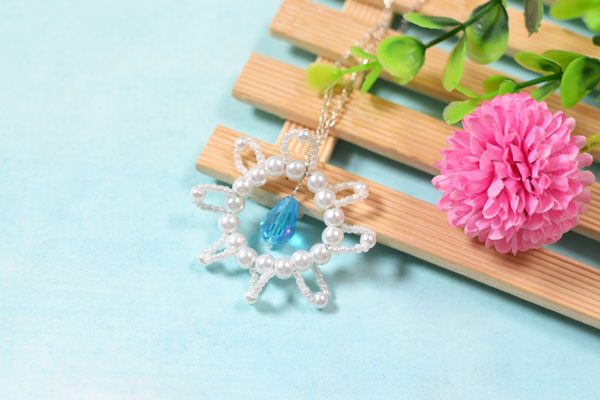 final look of the pearl flower pendant necklace