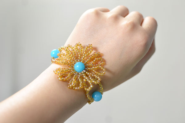The final look of the beaded sunflower bracelet: