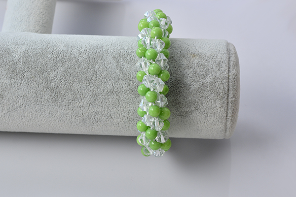 final look of the green Kumihimo bead bracelet