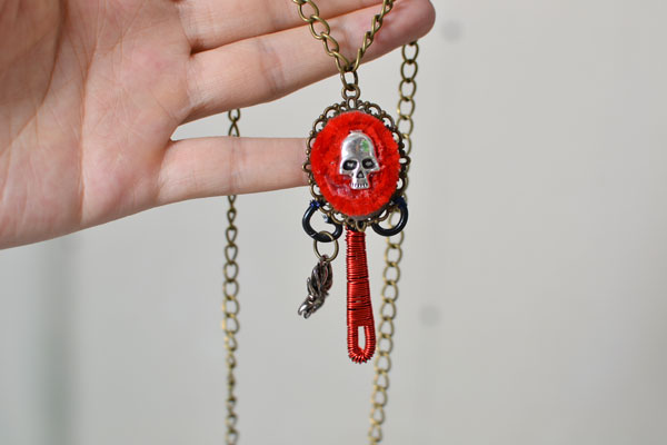 final look of the red skull necklace