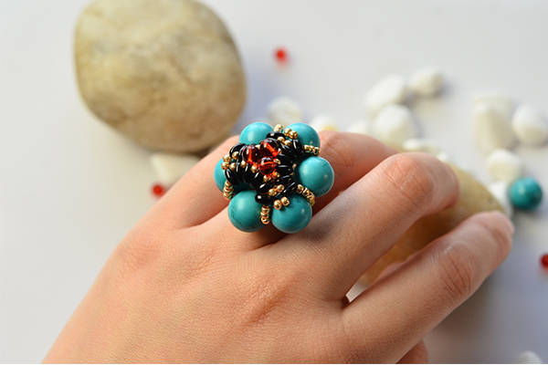 Here is the final look of this flower beads ring: