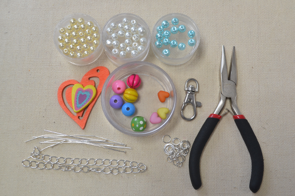 Supplies in the DIY the colorful key ring
