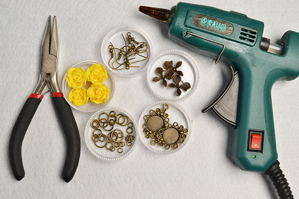 materials needed in DIY the flower earrings and ring set