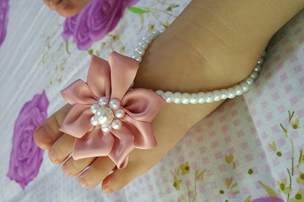You see? This lovely anklet for baby is made! It must be charming on babies' feet!