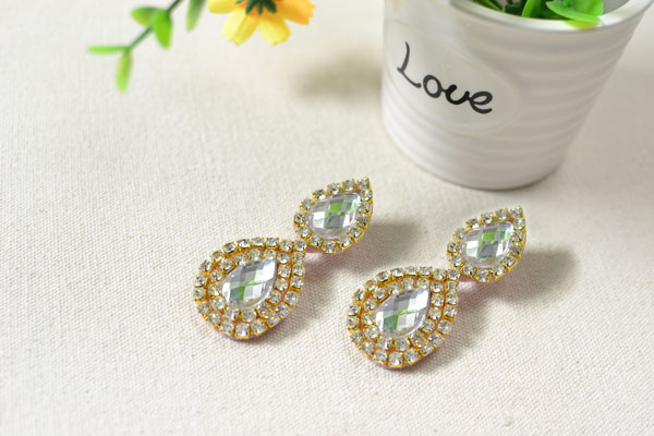 The final look of this pair of simple rhinestone drop earrings: