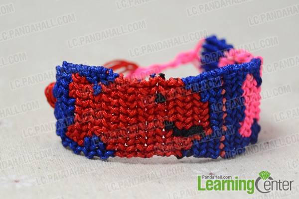 The final look of this braided friendshp bracelet: