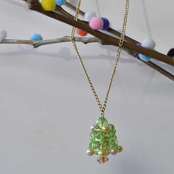 the final look of the Christmas pendant necklace
