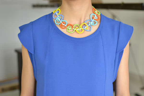 The final look of the colorful statement necklace: 