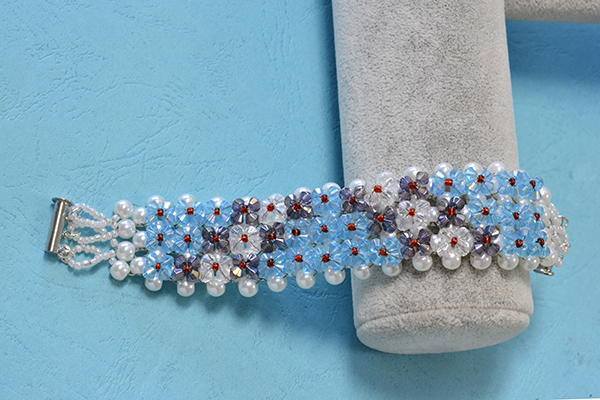 final look of the cute cuff pearl and glass beaded bracelet