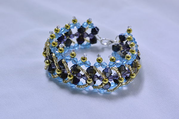 Time for the final look of this delicate blue and purple glass beaded bracelet for summer day!
