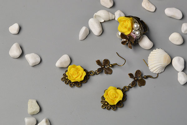 final look of the flower earrings and ring set
