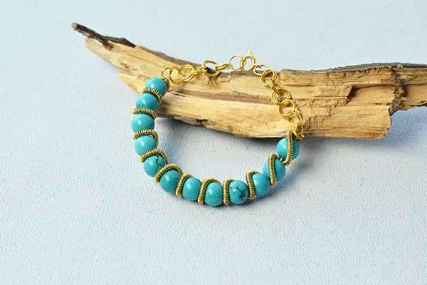 The final look of this handmade turquoise bracelet