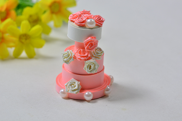 Here comes the final look of this quilling paper cake!! Do you like it?