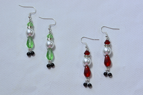 final look of the green and red handmade Christmas bead earrings