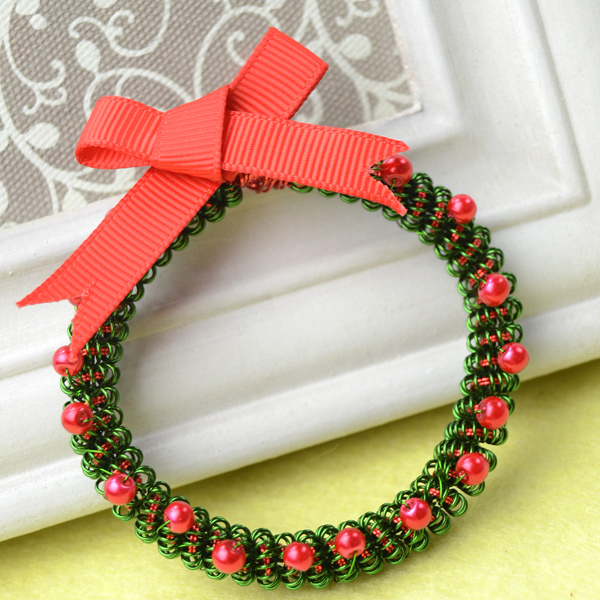 how to make a Christmas ornament wreath