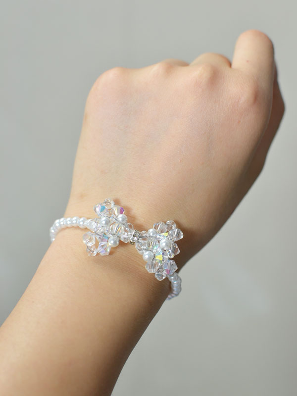 Time for the final look! The simple crystal bow bracelet is finished within 30 minutes.