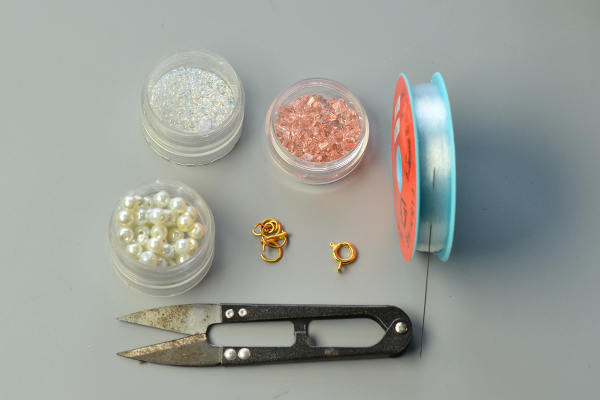 Supplies you’ll need in making the pink glass bead bracelet