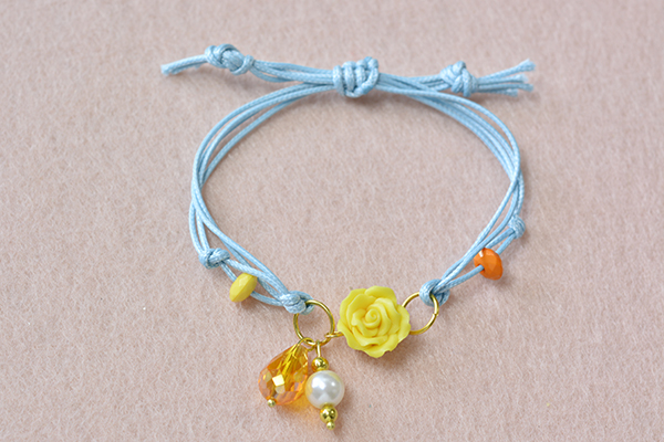 Now I'm showing you the final look of this spring fashion waxed cord bracelet with polymer clay flower!