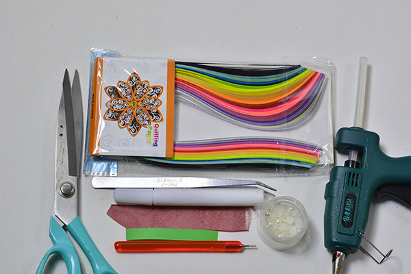 Supplies in making the colorful quilling paper ball ornament gift card: