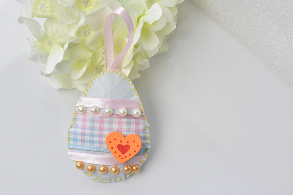 Time for the final look! An easy and lovely felt Easter egg is finished in 10 minutes!