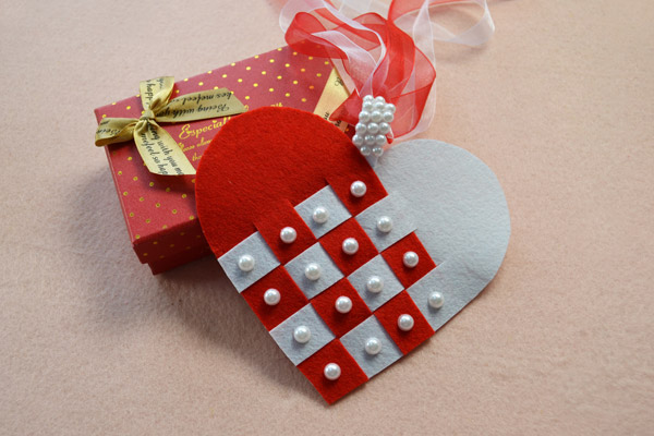 final look of the red felt heart hanging ornament with pearl beads