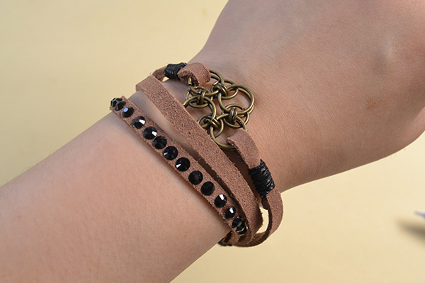 final look of the chocolate suede cord bracelet