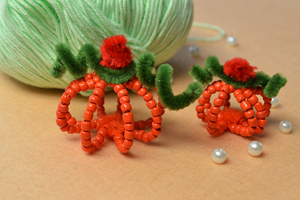 Here is the final look of the simple seed beads pumpkin pattern:
