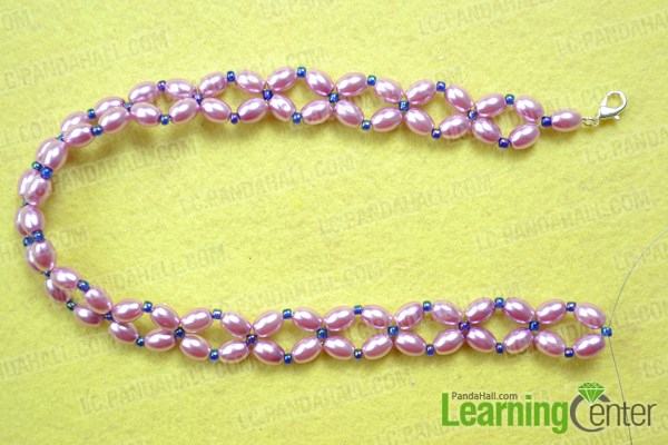 Make the basic pattern A for the large pearl choker necklace
