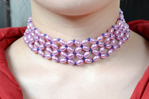 the final look of large pearl choker necklace