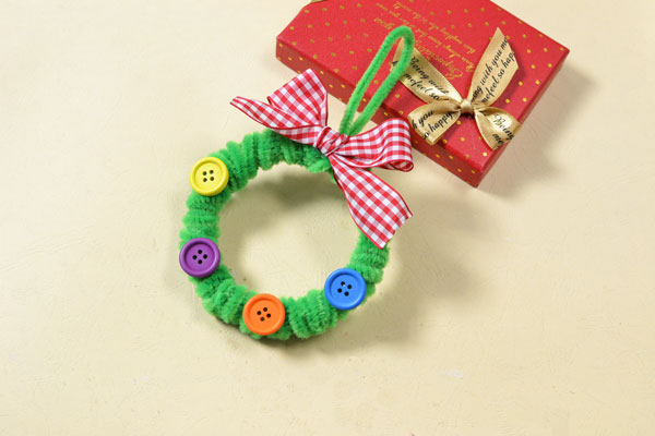 This cute green chenille stem wreath is so easy that I finish it within 5 minutes! Look at the final look below: