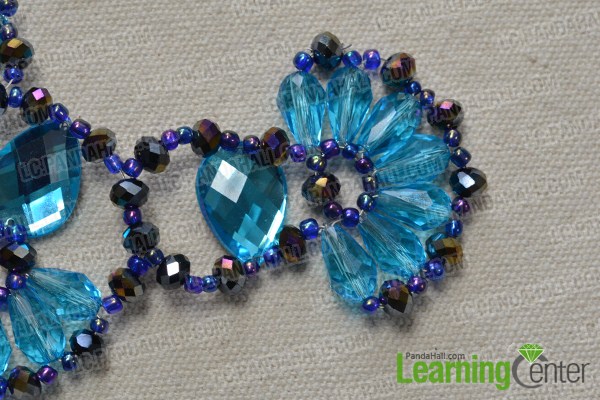 make the other two bead flowers for the blue charm necklace