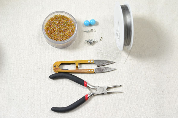 Materials and tools needed in the beaded sunflower bracelet: