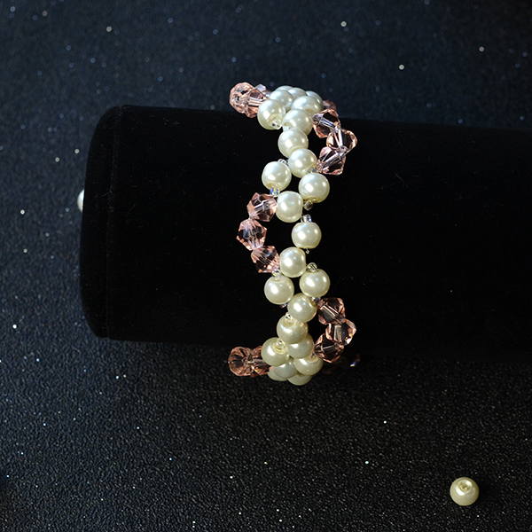 the final look of the pink glass bead bracelet