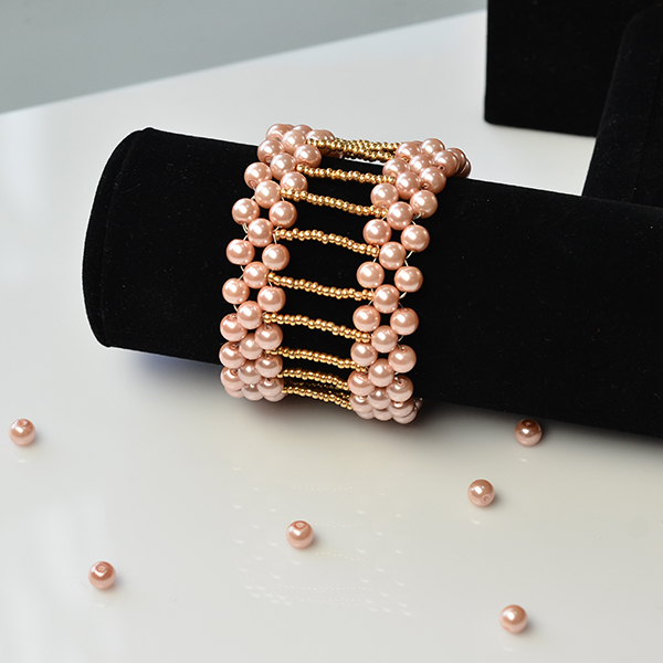 the final look of this pearl and seed bead bracelet: