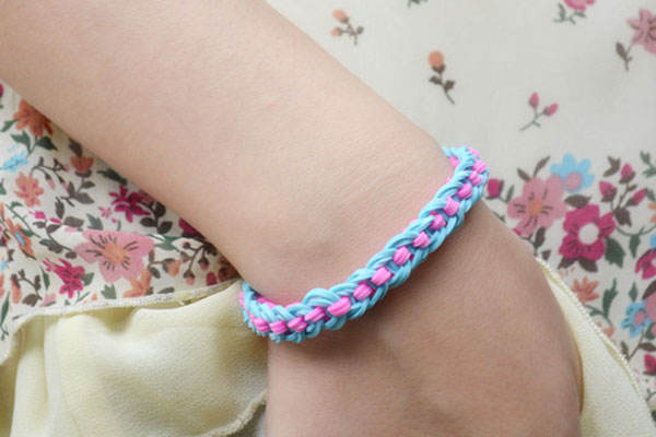the final look of the double rubber bands bracelet