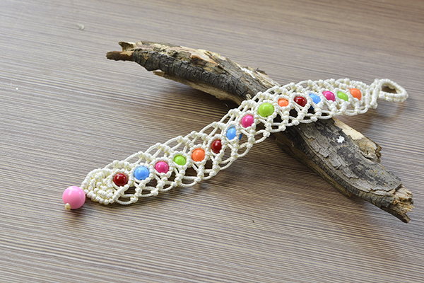 Time for the final look of the braided bracelet with colorful acrylic beads: