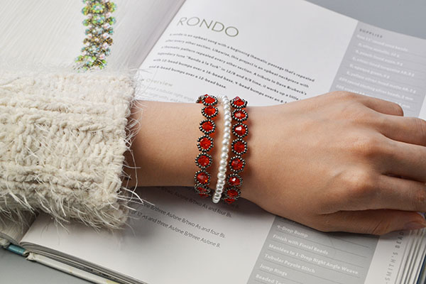 final look of the red glass bead bracelet