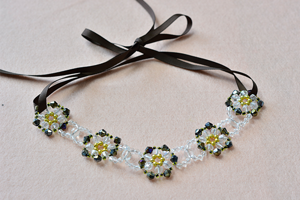 Tada!! This beaded flower statement necklace with ribbon cord is finished!