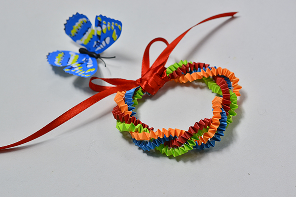final look of the easy colored quilling paper bracelet