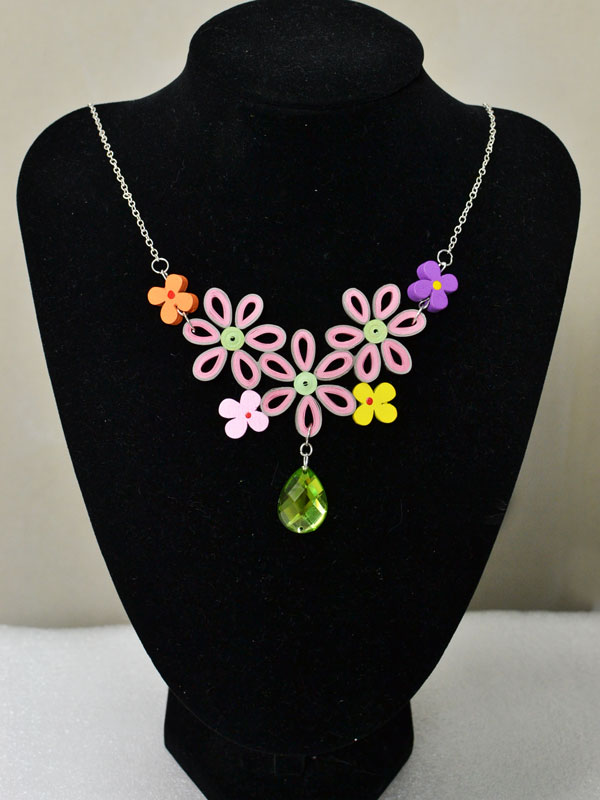 final look of the paper flower necklace