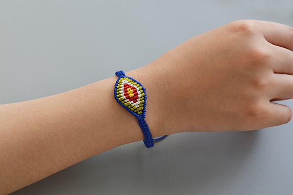 Here is the final look of this ethnic friendship bracelet: