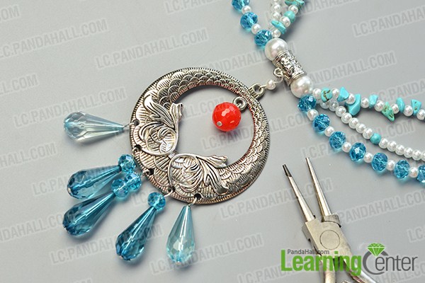 make the rest part of the three-strand blue bead necklace