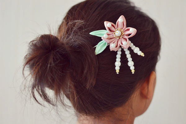 final look of the pink ribbon flower hairpin