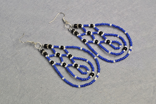 the final look of this pair of blue beaded earrings