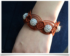 Instructions on Making a 12-string Macrame Bracelet with Resin Rhinestone Beads