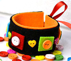 How to Make a Black Wide Felt and Button Bracelet